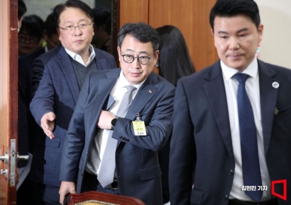 [포토] 국회 청문회장 들어서는 유영상 SK텔레콤 대표