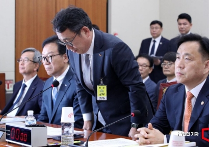 [포토] 인사하는 유영상 SK텔레콤 대표