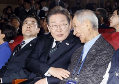 [포토] 대화하는 이재명·윤여준