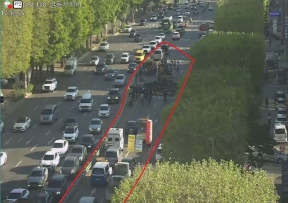 서울 강동구 길동사거리서 '폭 2m' 땅꺼짐 발생…"내일 새벽까지 복구 예정"