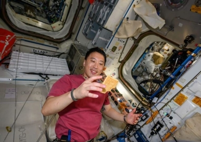 김밥·불닭이어 유행될까…엄친아 조니 김 우주에서 '100% 태양초' 고추장 버거 공개 