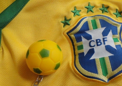 삼바축구에 빨간색이 웬말?…유니폼 색깔 교체설에 극렬 반발