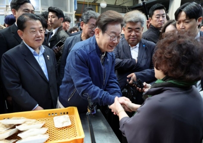 대법원 판결에도 밝게 웃는 이재명..."정치는 국민이 하는 것" 역설