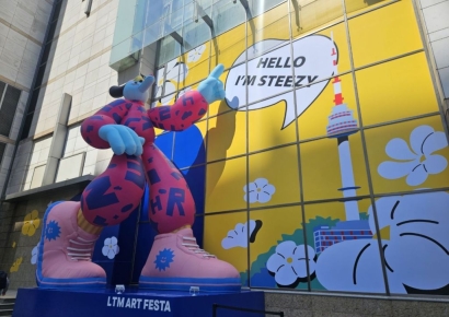 [르포]"백화점 접수한 100만원 짜리 예술작품" …롯데 VS 신세계 '명동대전'