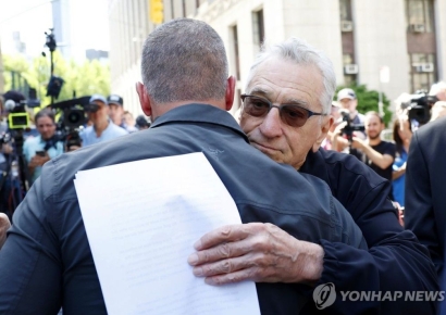 "아들이었던 딸 사랑하고 지지"…커밍아웃 딸에 로버트 드니로가 한 말