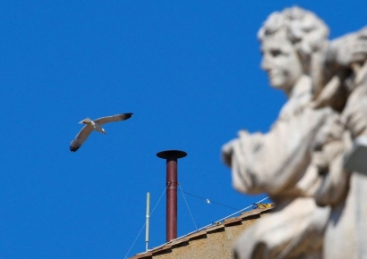 새 교황 선출 위한 콘클라베 굴뚝 설치…'연기'로 결과 알린다