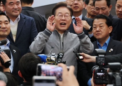 피습 모의 제보 들어온 李, 민심청취 현장서 "손 못 잡아 이해 부탁"