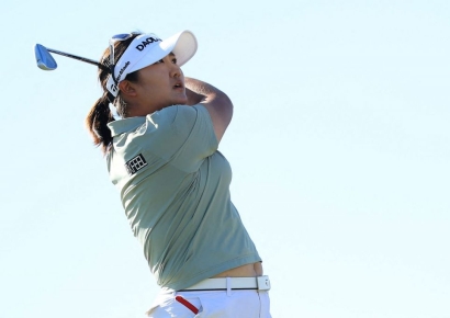 유해란, 이틀 연속 선두 질주