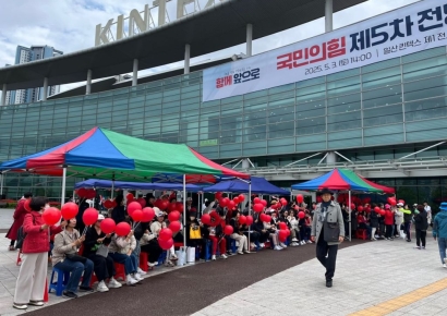 [르포]"24평에 사는 정직한 사람" VS "고인물 버려야"…김문수·한동훈 지지자들 기싸움