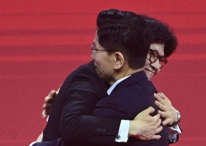 [포토] 포옹하는 김문수·한동훈