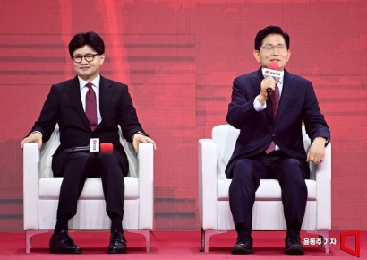 [포토] 김문수, "한동훈은 내 젊은시절 모습"