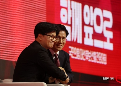 "尹 꼬붕" "참 시끄러워"…한동훈-조국 거친 설전