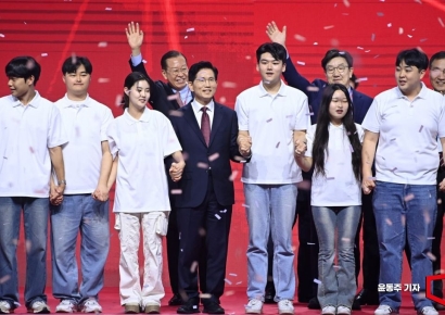 [포토] 청년당원들과 사진 찍는 김문수 후보