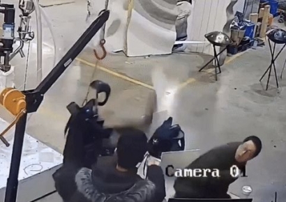 "이러다 엔지니어 잡겠네"…'통제불능' 中 휴머노이드 로봇 난동