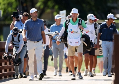 셰플러, 8타 차 선두…'와이어 투 와이어 우승 예약'