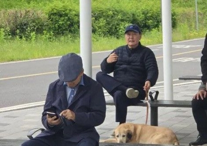 "어린이날 한강공원서 한가로이 개 산책"…윤석열 목격담 또 나와