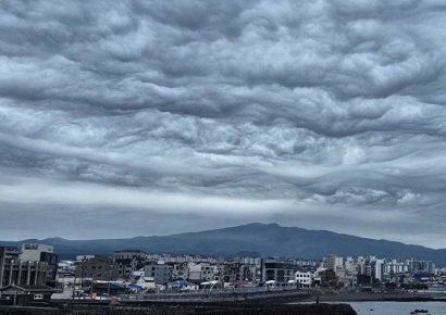 '악마 구름' 서울 이어 제주도 뒤덮었다…기상청이 밝힌 정체