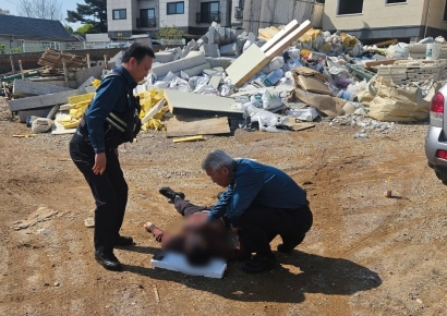 "얘기하다 갑자기 쓰러졌어요"…순찰 돌던 백발의 경찰관, 심정지 근로자 살렸다