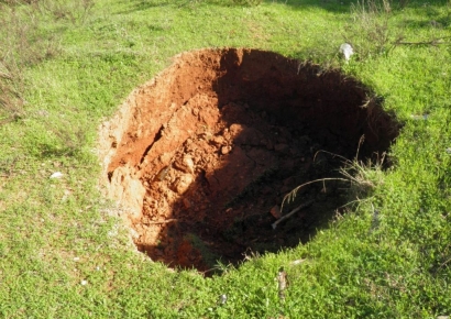 "싱크홀에 공항도 붕괴 위기"…심각해지는 위협에 대통령 "수도 이전" 발언 논란