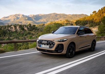 "전기차 안 찾네"…수입차 업계, 내연기관·하이브리드 확충