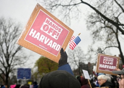 "졸업생, 대출금 상환 서둘러라"…美 트럼프, 대학 압박 시작했다