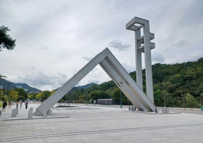 "서울대에 왜 시진핑 자료실이"…삼단봉 난동 40대 구속