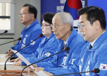 [포토] 윤여준 “대법, 대선 개입 없을 것이란 의사표시 직접 밝혀야”