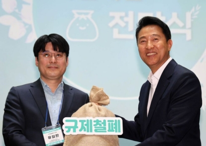 [포토] 시민제안 규제철폐 제안서 받는 오세훈 시장