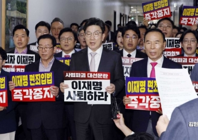 이재명 재판 연기에 엇갈린 반응... 민주 "당연한 결정" vs 국힘 "납득 어려워"(종합)