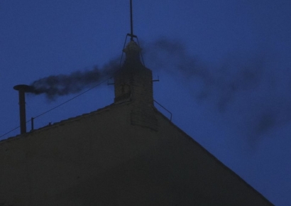 콘클라베 첫날 교황 선출 불발…성당 굴뚝 '검은 연기'