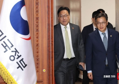 [포토] 회의장 들어서는 김병환 금융위원장과 김범석 대행