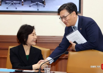 [포토] 인사하는 오영주 장관과 김범석 장관대행