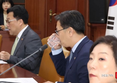 [포토] 물마시는 김범석 기재부 장관 대행