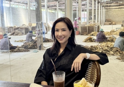 명품 두른 채 노동자 배경으로 '찰칵'…"인간 동물원이냐" 뭇매