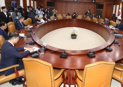 "장관님 10명 안 가십니다"…韓 경제 비상인데 '급' 따지며 회의 불참