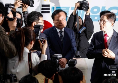 [포토] 선거캠프 나서는 김문수 후보