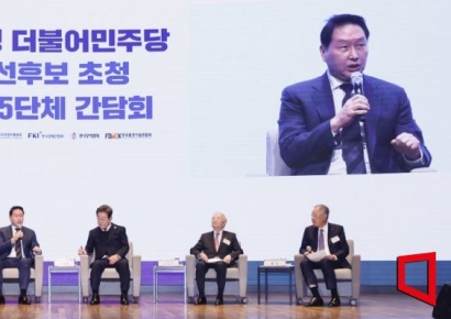 [포토] 이재명 후보에게 정책제언하는 최태원 회장