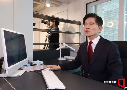 [포토] 당사 대선 후보 사무실서 업무 시작한 김문수