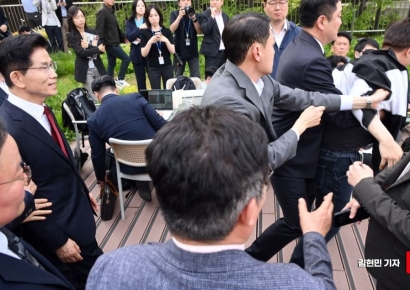 [포토] 김문수에게 항의하는 한 후보 지지자