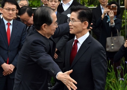 [포토] '빈손 회동' 어색한 포옹하는 김문수-한덕수