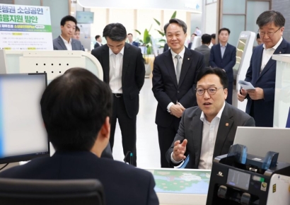 진옥동 신한금융 회장, 김병환 위원장과 소상공인 간담회