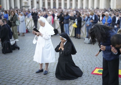 콘클라베 굴뚝엔 흑백만 있는데…핑크연기 피우며 기도하는 사람들