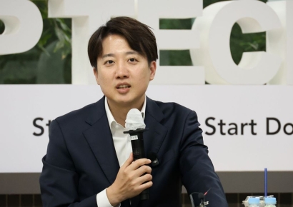 이준석 "3자녀 이상 '핑크 번호판' 도입…주차·전용차선 혜택"