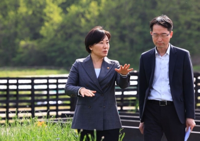 [만보정담] 송미령 농식품부 장관이 걷는 이유…"농업의 답은 현장에 있다"