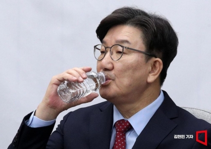 [포토] 물 마시는 권성동