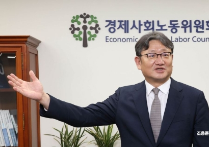 [정년연장, 선택의 시간]권기섭 경사노위원장 "노조는 정년연장, 기업은 연공개편 양보해야"