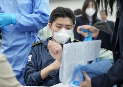 [르포]"QR코드 찍고 10초만에 통과"…더 편리해진 '스마트 검역'