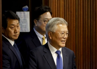 검찰 "文, 다혜씨 부부 소득활동 직접 관리"…文측 "소설" 반박