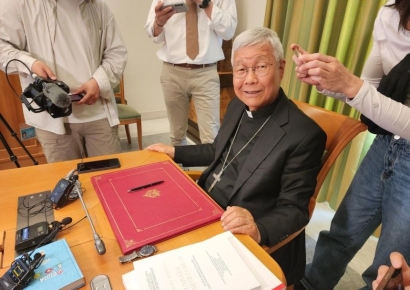 유흥식 추기경 "콘클라베, 영화와 달라…교황 확정되자 박수치고 난리"