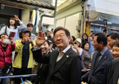 [포토] 경청투어 나선 이재명 후보, 함안 가야시장 방문